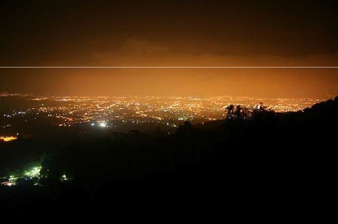 Vista nocturna ciudad de Barcelona